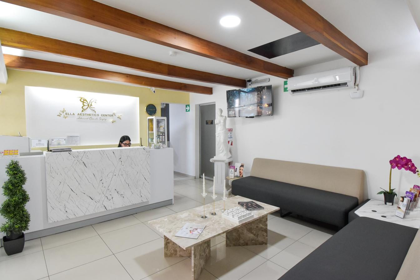 The calm reception and waiting space at SELVA Longevity in Sabana, San José, Costa Rica
